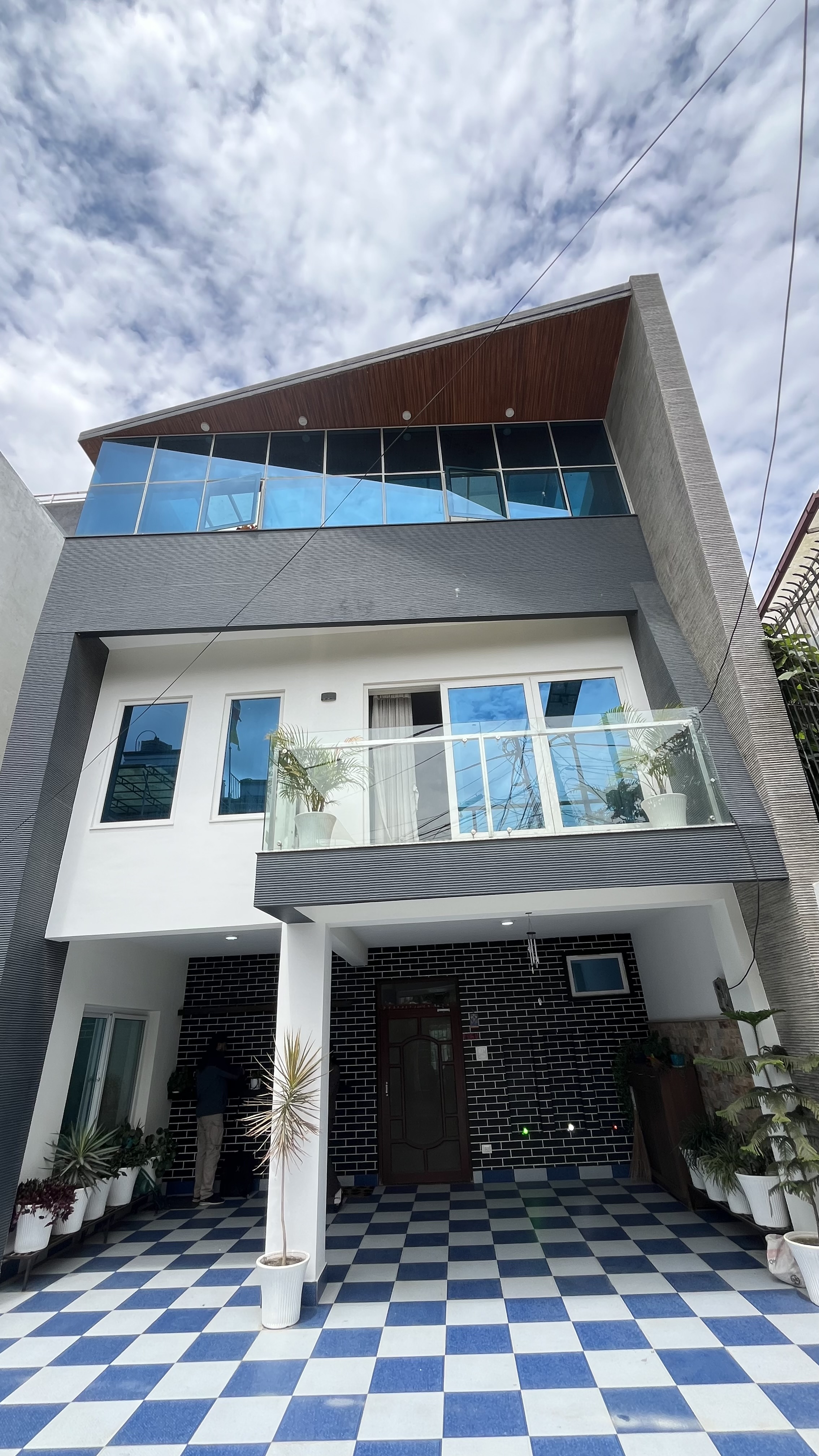 Beautiful Modern 3 Storey House for Sale – Sainbu