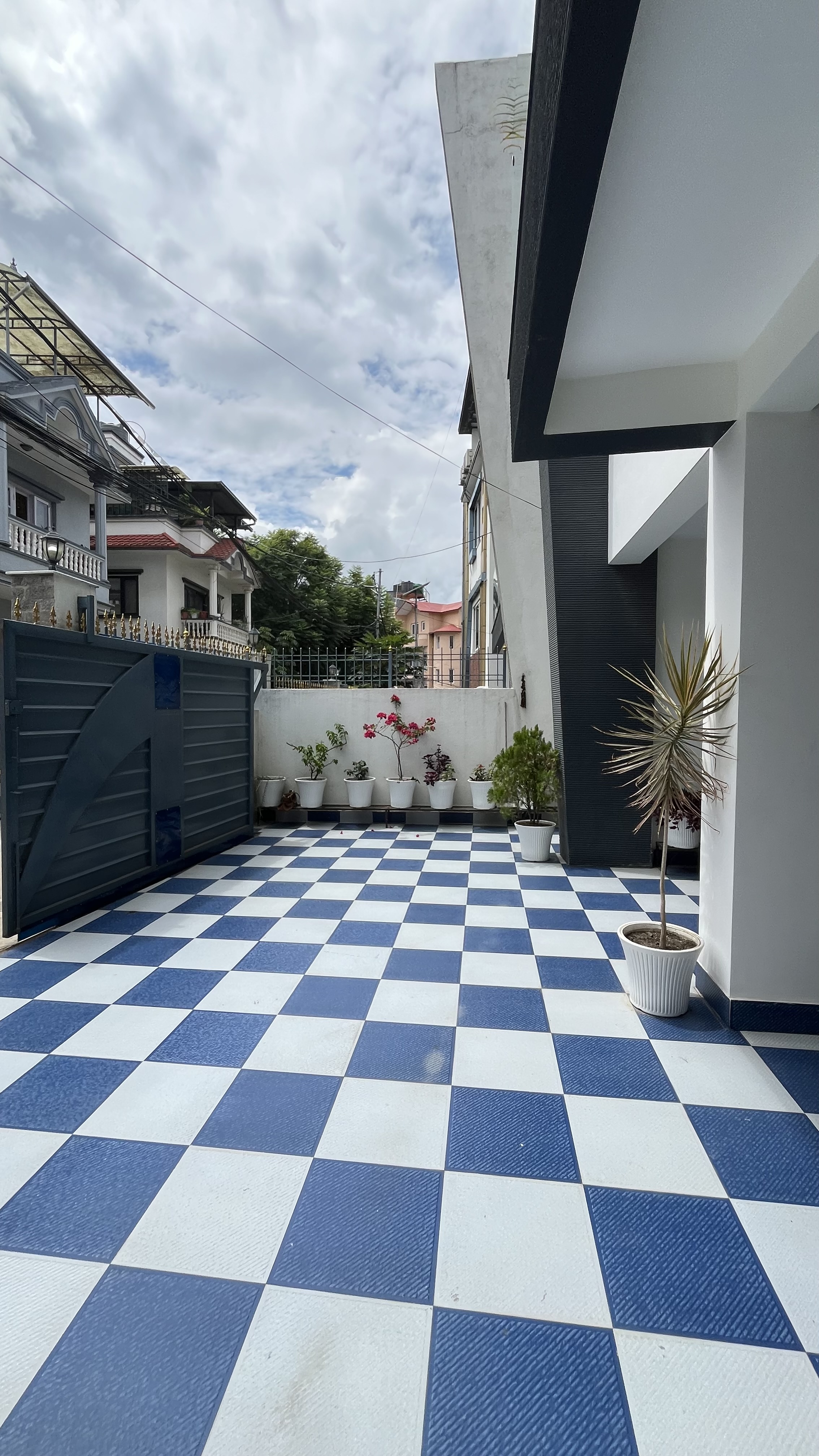 Beautiful Modern 3 Storey House for Sale – Sainbu